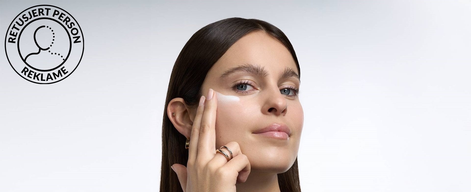 20252803 Oap Revitalift Filler Glass Skin Application 1 Na Dmi Na Na Digital Dmi STAMP